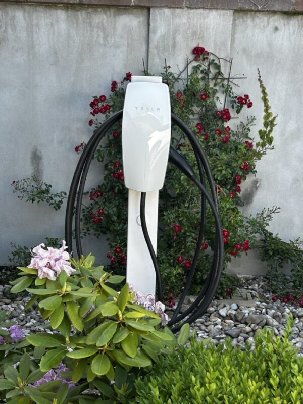 Tesla stojan Biely6 Stojan pre Tesla wallbox Biely