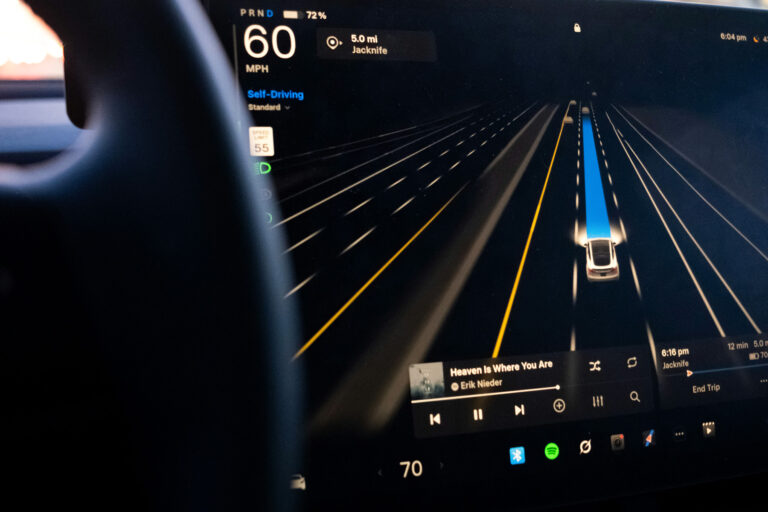 Tesla vyhodnocuje údaje ako človek